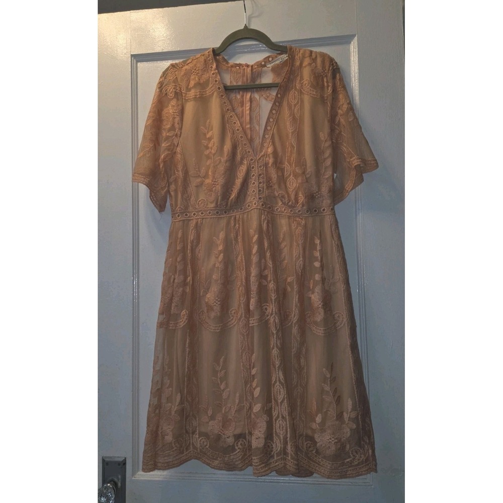 NWOT Bella Ella Boutique Peach Lace Floral Dress Womens Large Knee Length. Lined